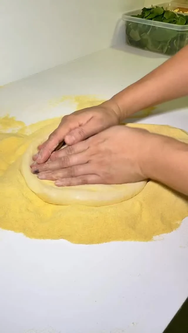 No hay necesidad de hablar… Solo mirá cómo nace una Margherita. Hecha desde cero, como en Italia. 🇮🇹🍕 #pizza #pizzalover #margherita #italia #dinoigastronomia #restauranteitaliano