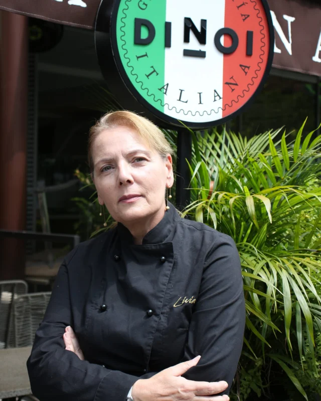 Dinoi 6 Livia es simpática y tiene un gran sense of humor. Heredó de su abuela el amor por la cocina en todos sus aspectos, pero si le entregan agua y harina, se olvida de todo lo demás. Ella es indisciplinada, pero quizás este defecto ayuda a su creatividad. Ella no prepara la improvisación, simplemente improvisa. Su mayor cualidad es su empatía hacia cualquiera que se acerca a ella. Tiene un sentido de lo trágico que sólo se encuentra en la antigua Grecia, pero que afortunadamente casi siempre se transforma en tragicómico. Livia es Livia. Att: Dario